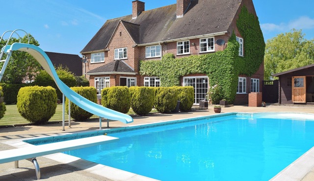 5 bedroom accommodation in Abbots Salford, near Stratford-upon-Avon in Evesham