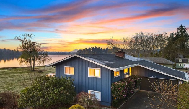 6B4B Oceanfront with Mt. Rainier Views @Bremerton