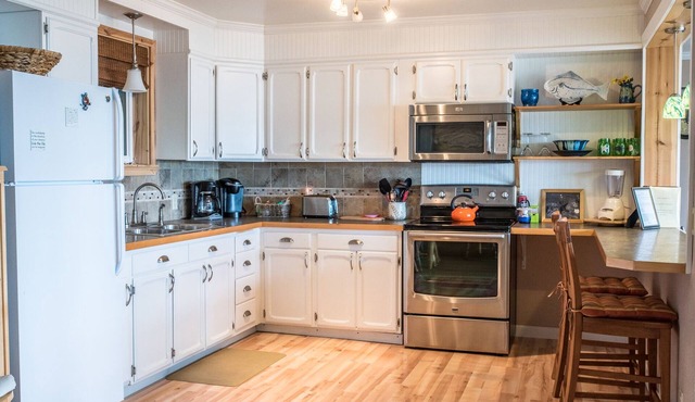 A Water's Edge ~ Where you feel at home by the sea! Open, spacious 1 BR retreat