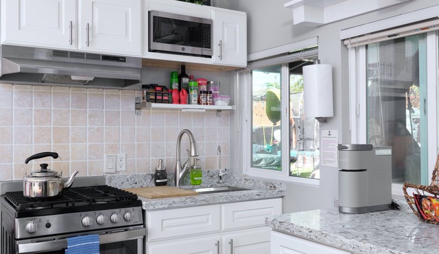 A wonderful place to stay with kids! A private studio cottage with shared yard.