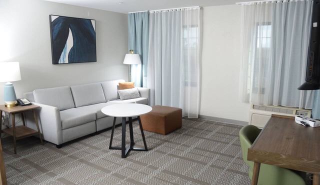 Accessible 2BR Suite | Transfer Shower + Breakfas
