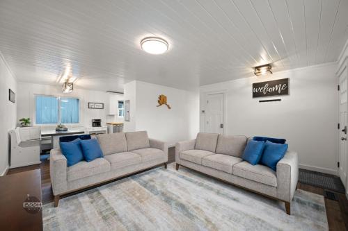 Adorable Downtown Cottage - Walk to Shops & Cafes