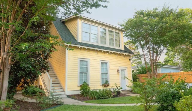 Amazing Studio Guesthouse, in beautiful Columbia Lake community suburb.