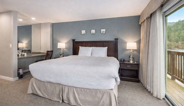 Bayside Waterfront King Ocean Views King Bed Pool in Eastsound