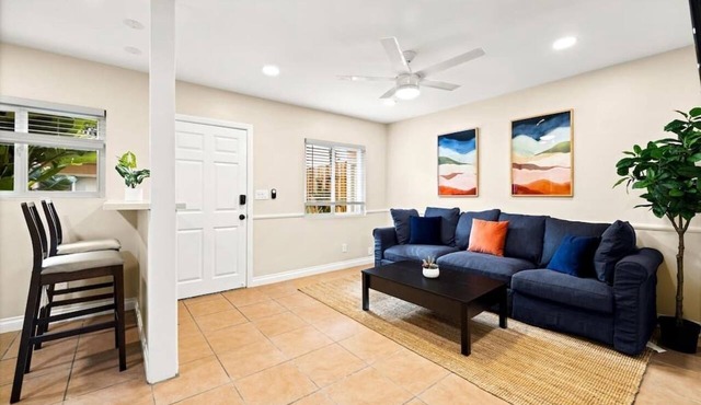 Beach Apartment, Walk Downtown!