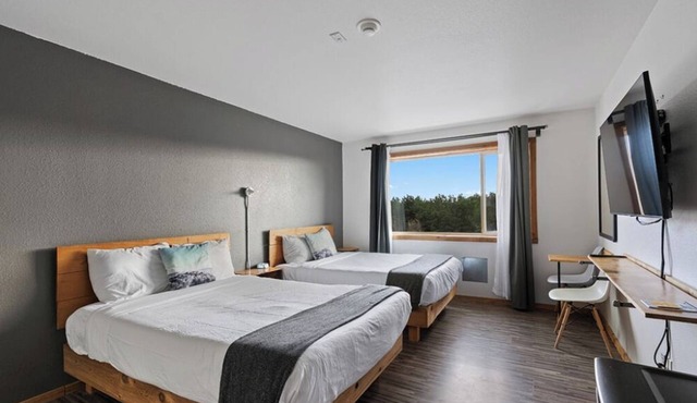 Beach Lover's Paradise! Indoor Pool, 2 Relaxing Units near Long Beach Peninsula!