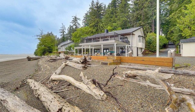 Beachfront Anderson Island Escape: Rainier Views!