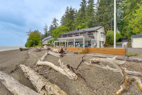 Beachfront Anderson Island Escape: Rainier Views!