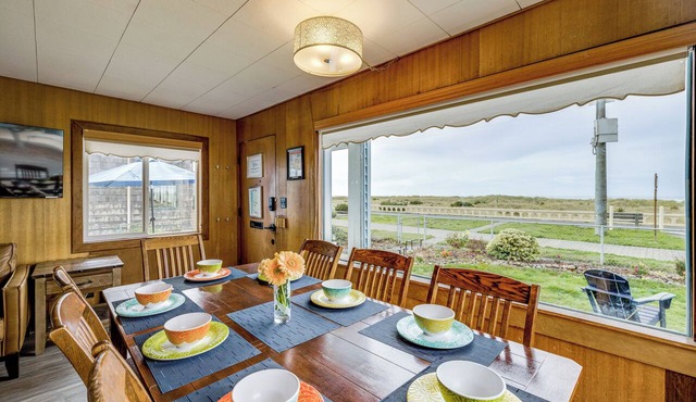 Beachfront Cottage on Seaside Promenade w/Hot Tub