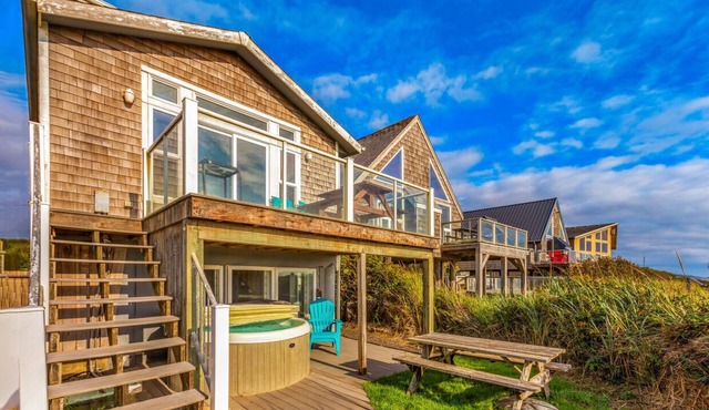 Beachfront w/Hot Tub | Sleeps 11 | Dogs OK