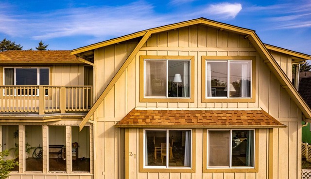 Beachfront with loft & fireplace in Copalis Beach.