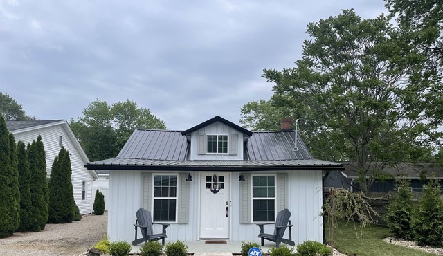 Beautiful 2-bedroom lake house w/ hot tub - 5 min walk to the lake!