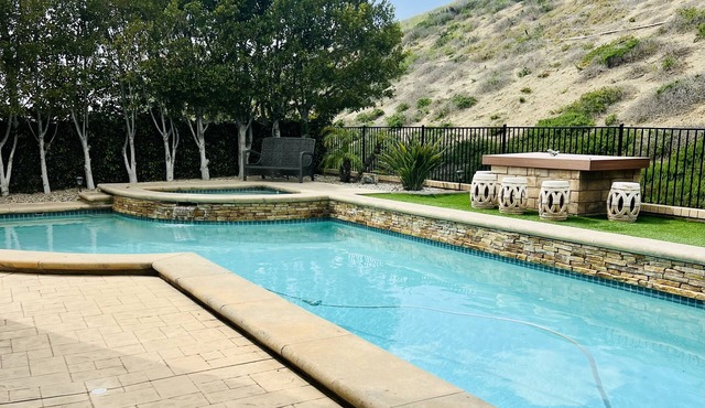Beautiful 5 bedroom 5 bathroom home with pool and spa!