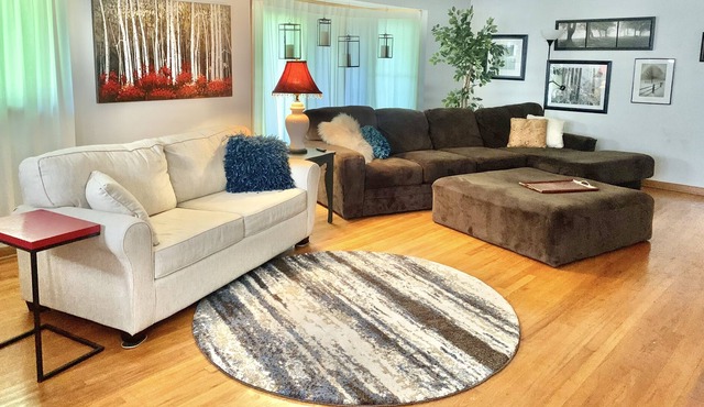 Beautiful Cottage..near Bass Pro\Mercy... Sleeps up to 10 with 4 queen beds