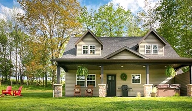 Beautiful Countryside Cabin with Hot-Tub and Pond Views in Ohio