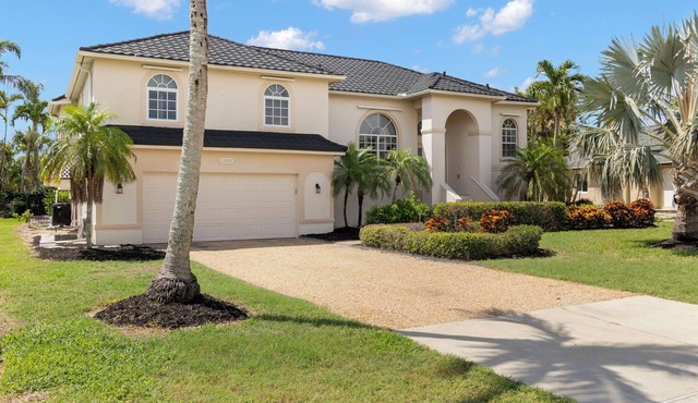 Beautiful golf course home overlooking the greens and walking distance to the beach NEW!