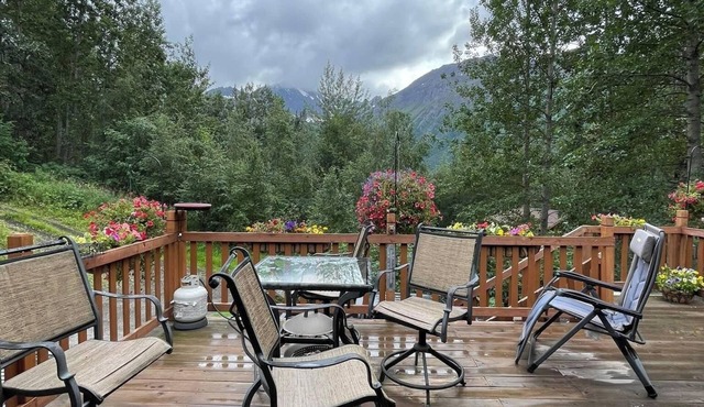 Beautiful mountain views from this quiet rural home.