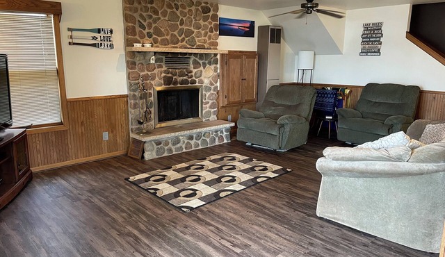 Beautiful, updated 4-bedroom cottage on Anderson Lake, with zero depth entry