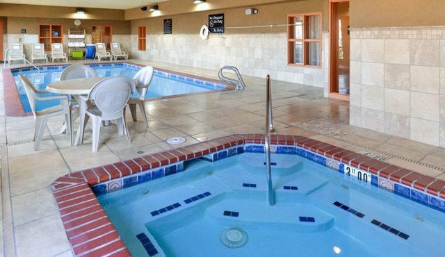 Better Choice for your Vacation! 3 Units, Pool, Pets Allowed, Free Parking!