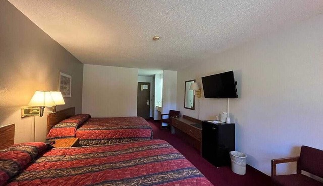 Boulder Bear Motor Lodge - Two Queen Beds 115 Front