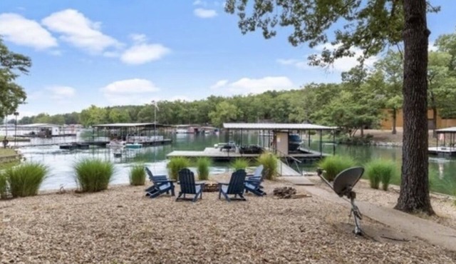 BRAND NEW DOCK! New screened in porch. Peaceful cove. Close to restaurants!