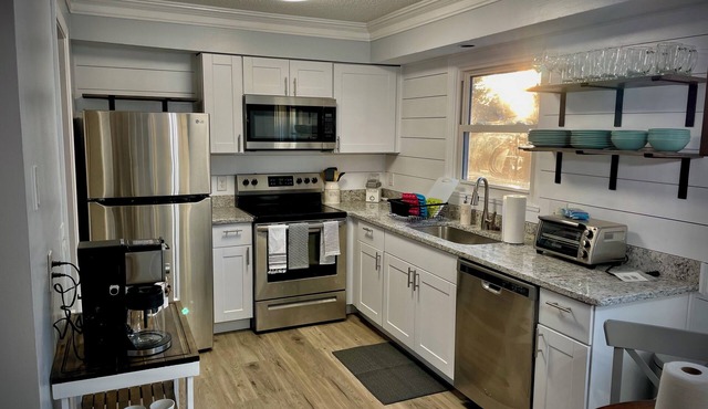 Bright, cheerful, pet-friendly home + hot tub!