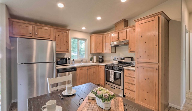 Bright & Modern Flagstaff Cottage Escape!