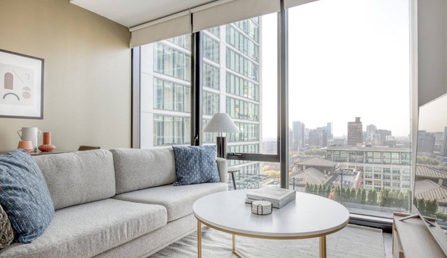 Bright South Loop Studio w/Pool, BBQ & Gym, nr Grant Park, by Blueground