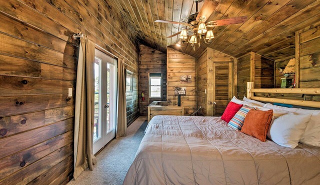 Broken Bow Mountaintop Home w/Hot Tub!