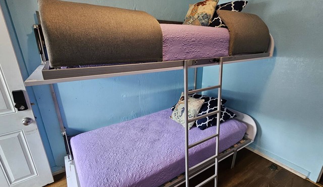 Budget Downtown Studio C w/European Twin Bunk Beds, AC, WIFI & free Streamers!