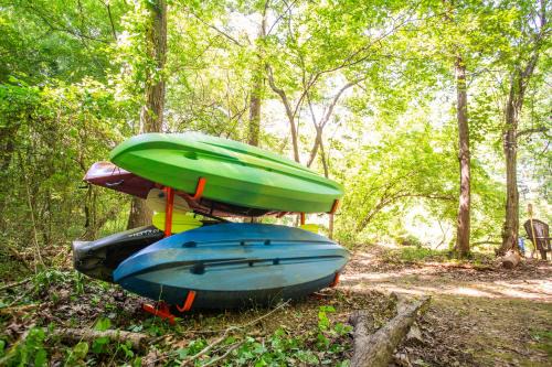 Cabin and Studio By The River - Kayaks, Trails, Gym