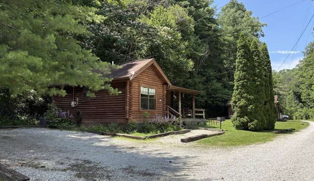 Cabin centrally located with hot tub and wi-fi