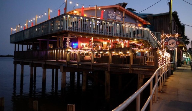 Calypso Cottage- Waterfront, steps to downtown!