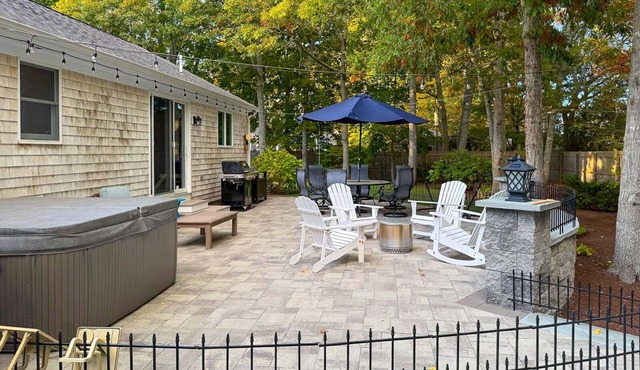 Cape Cod Fireplace/Hot Tub Fire Pit & Beach in Barnstable