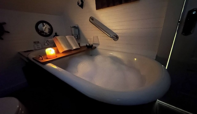 Captain's Cottage – A Unique Vintage stay & Nautical Retreat