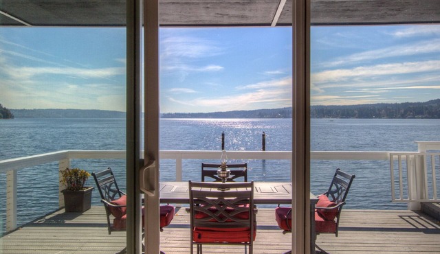 Captain's House- Luxury Beachfront Home. 2 Levels for group fun or privacy