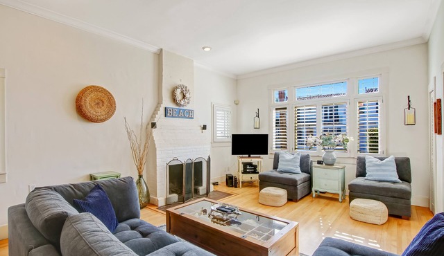 "Casa Azzurra" Dog Friendly! Heart of West Beach - walk to everything, patios and A/C!