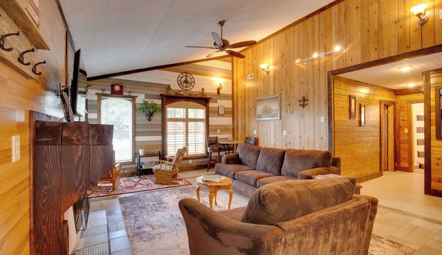 'Cedar Pointe' - Peaceful Lake Cabin in Odessa