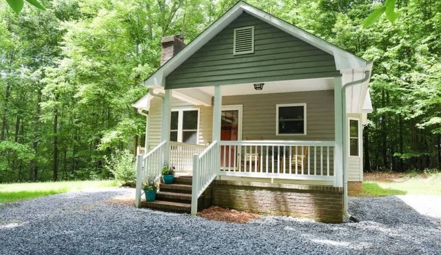 Cedar Run Cottage - secluded romantic getaway, by Buffalo Mountain Getaway