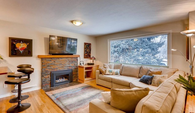 ~ Central Boulder Gem - Walk to CU/Folsom - 20 acre park out the back gate ~
