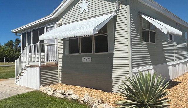 Charming 2-bedroom cottage in lovely Fort Myers Beach located 2 miles from beach