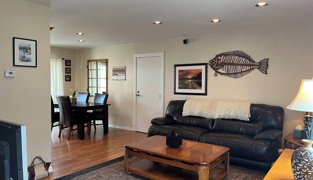 Charming 2-bedrm. cottage 5 min from the beach!n Mid-term Rental-30 day min.