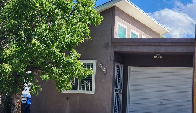 Charming 2-bedroom house with refrigerated air, fridge in guest room, and WiFi