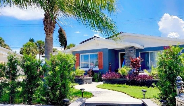 Charming 2-bedroom house in marvelous Ormond Beach with WiFi, AC. Great getaway!