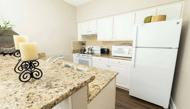 Charming 2-bedroom cottage, pools & fitness room, WiFi in historic Williamsburg