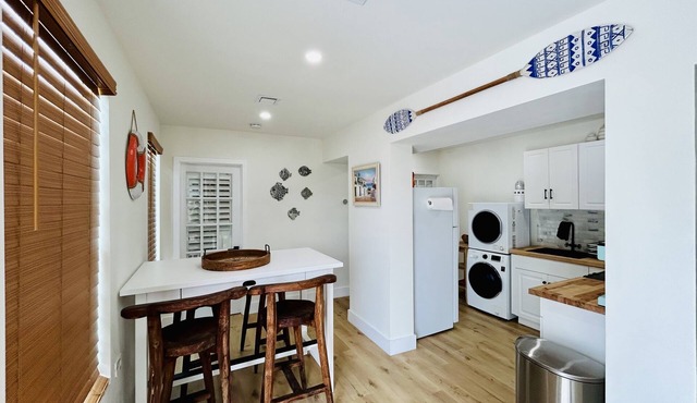 Charming 2beds 2 baths w/pool 10 mins from the beach!