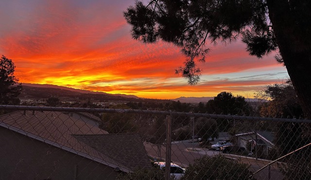 Charming 3-bedroom house with view, AC, WiFi in enjoyable Santa Clarita