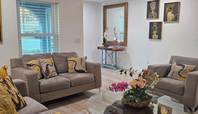 Charming 3-bedroom cottage in delightful Naples with WiFi, AC
