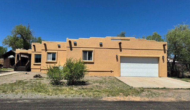 Charming 3-bedroom house a short walk to Historic Downtown Seligman with AC