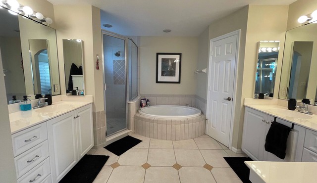 Charming 3-br cottage with WiFi, AC in beautiful Bonita Springs. Very private